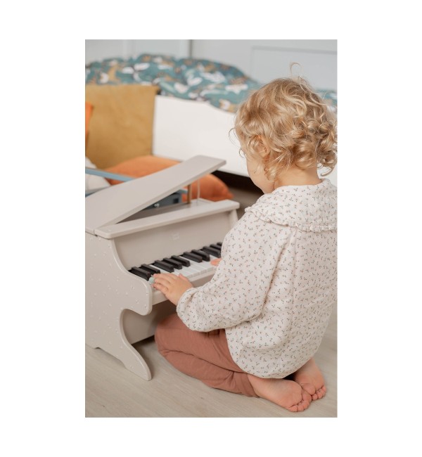 Label Label Wooden Piano